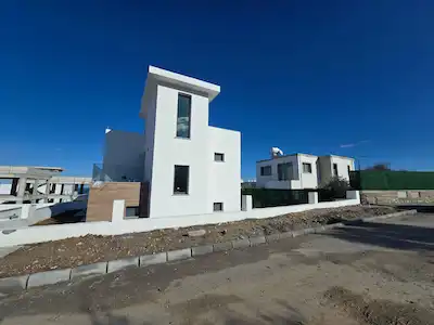 GIRNE ALSANCAK’TA MODERN MIMARIYE SAHIP LÜKS VILLA
