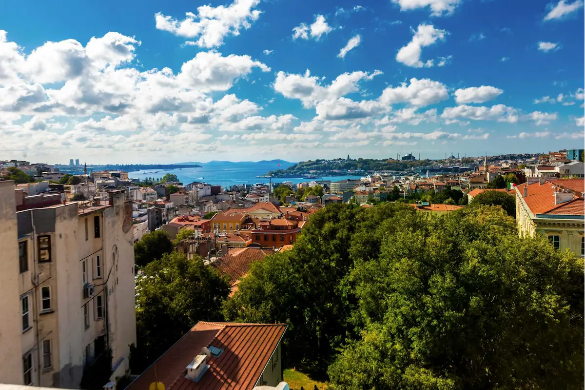 BEYOĞLU'NDA FRANSIZ SARAYI KARŞISI PANORAMİK MANZARALI TRİPLEKS
