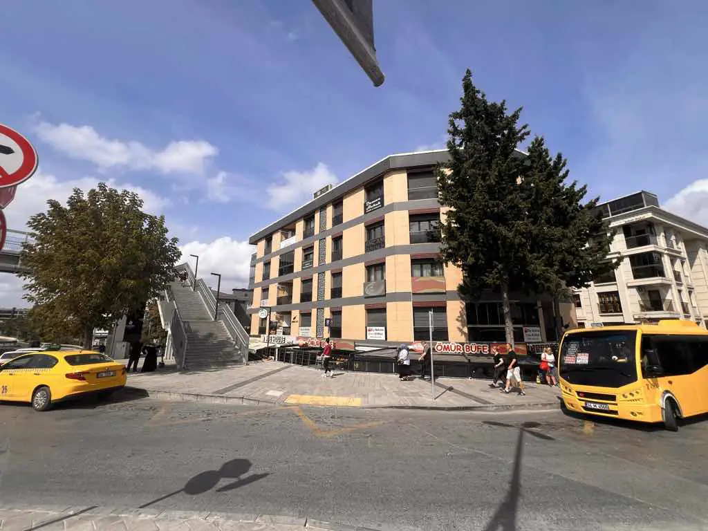 İNCİRLİ METROBÜS DURAĞINDA E5 CEPHELİ TABELA DEĞERİ YÜKSEK DAİRE