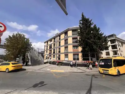 İNCİRLİ METROBÜS DURAĞINDA E5 CEPHELİ TABELA DEĞERİ YÜKSEK DAİRE