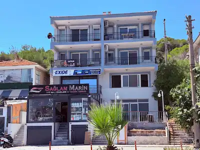 ÇEŞME LIMAN'IN KARŞISINDA, DENIZE 1. SIRA ÖZEL KONUMDA 2+1 DAIRE