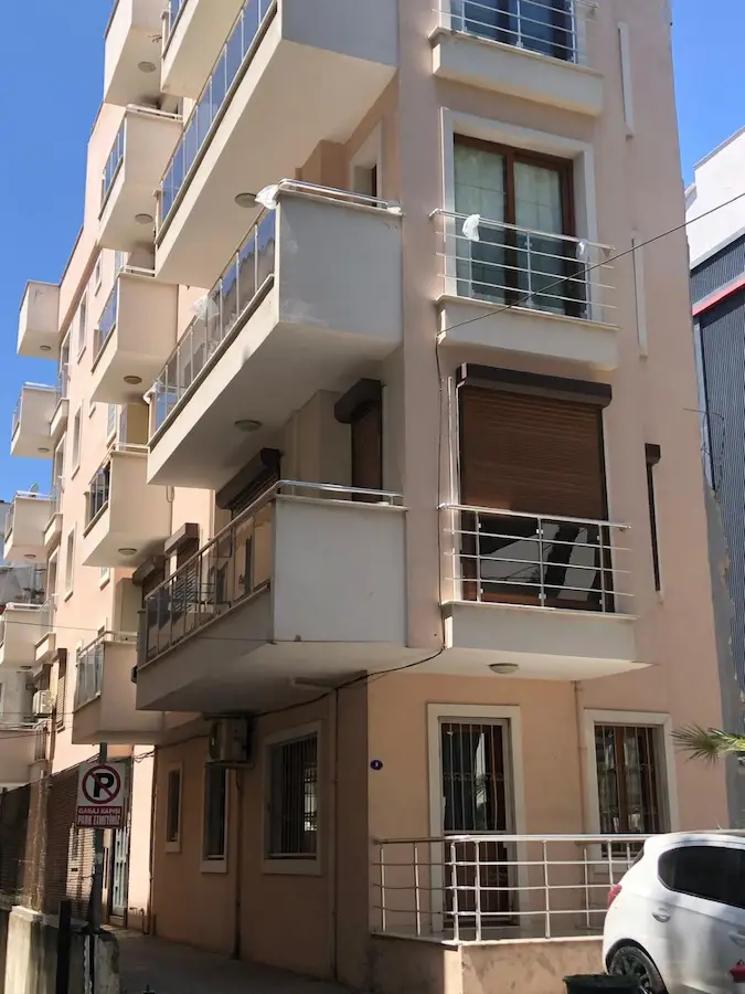 BORNOVA KÜÇÜK PARKTA GENÇ BINADA SATILIK 3+1 DAIRE