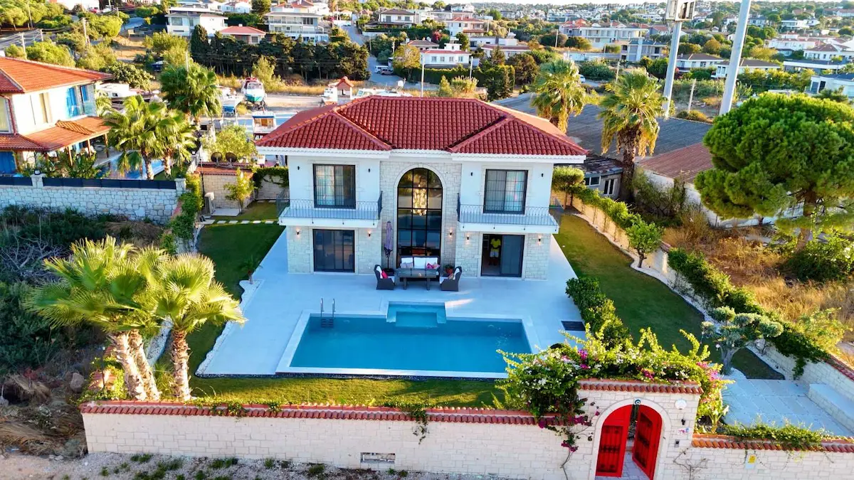 ÇEŞME DALYAN'DA ÖZGÜN TAŞ MİMARİSİYLE ÖNE ÇIKAN MÜSTAKİL HAVUZLU SATILIK VİLLA
