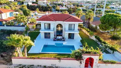 ÇEŞME DALYAN'DA ÖZGÜN TAŞ MİMARİSİYLE ÖNE ÇIKAN MÜSTAKİL HAVUZLU SATILIK VİLLA