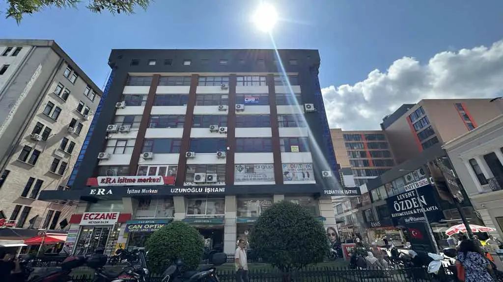 REMAX PARLA BARLAS GÜRLER'DEN CUMHURİYET MEYDANINDA KİRALIK OFİS