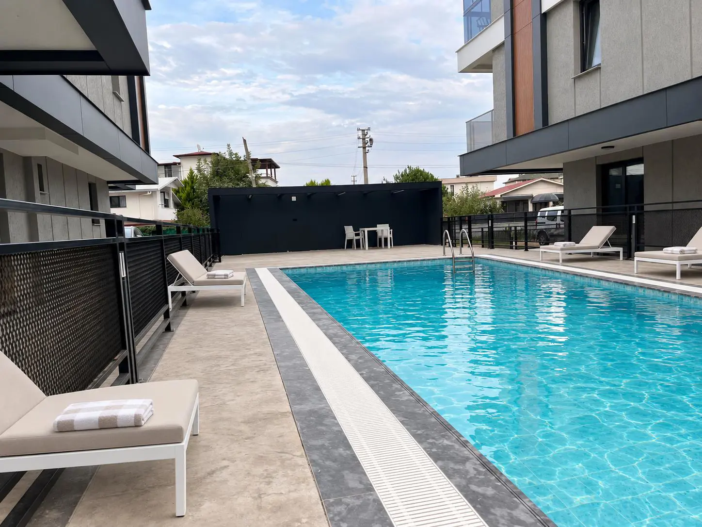 ÇAKIRLAR’DA DENİZE 400 METRE | SIFIR, İSKANLI | HAVUZLU SİTEDE 1+1
