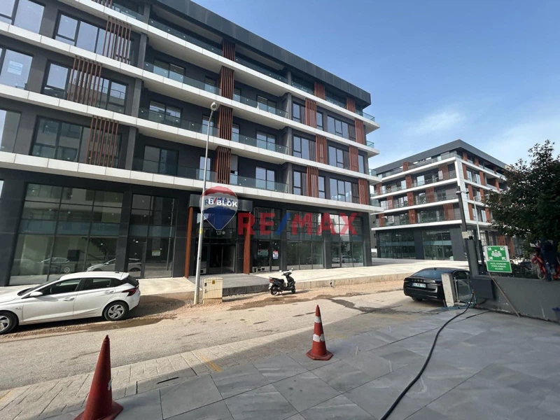 YAHYA KAPTAN İBF İŞ MERKEZİNDE SATILIK 80M2 DÜKKAN