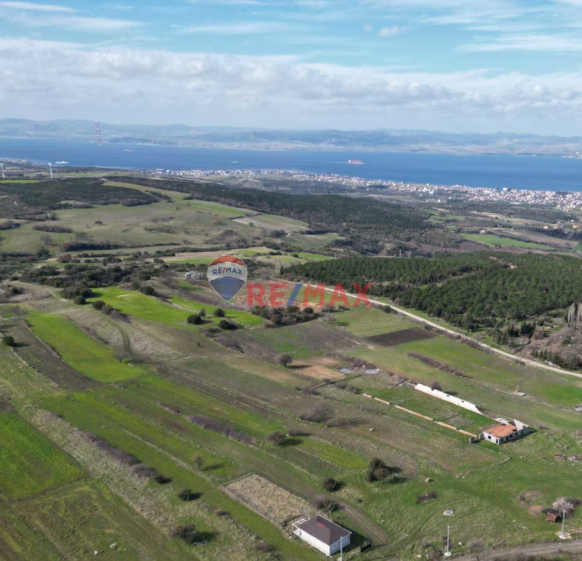 LAPSEKİ MECİDİYEKÖYDE AHIR VE MÜŞTEMİLAT İZİNLİ TARLA