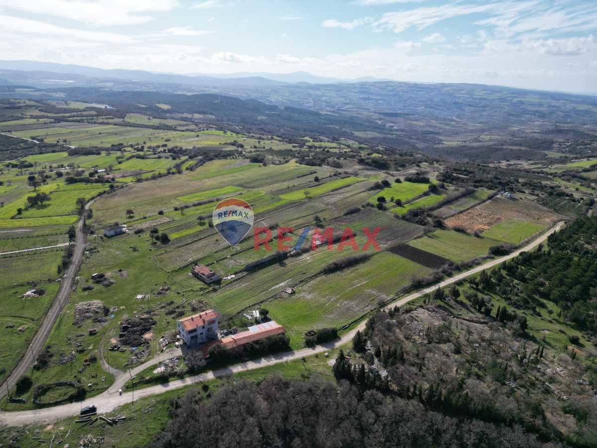 LAPSEKİ MECİDİYEKÖYDE AHIR VE MÜŞTEMİLAT İZİNLİ TARLA