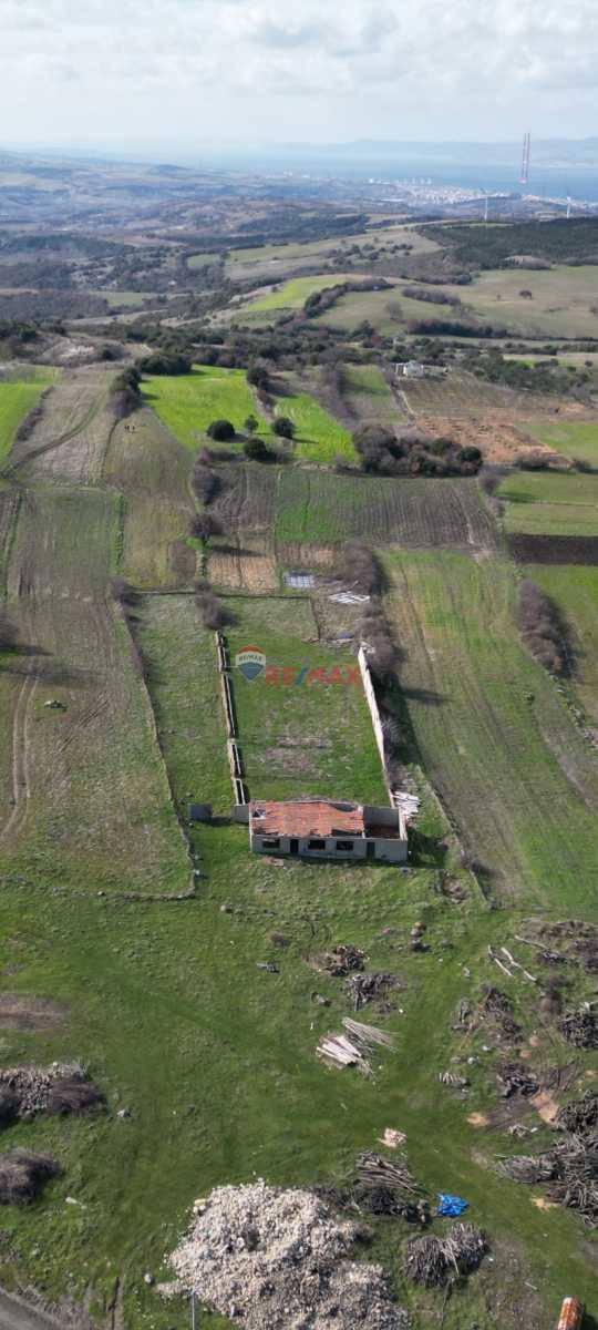 LAPSEKİ MECİDİYEKÖYDE AHIR VE MÜŞTEMİLAT İZİNLİ TARLA