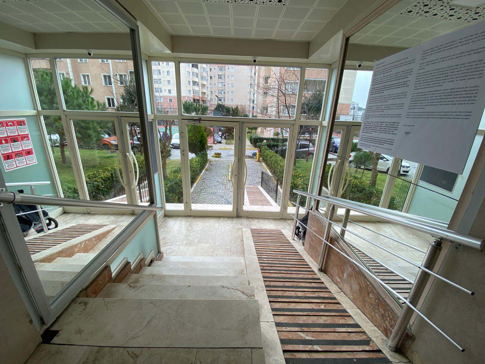 BEYLİKDÜZÜ ADNAN KAHVECİDE SİTE İÇİNDE BAKIMLI 3+1 SATILIK DAİRE