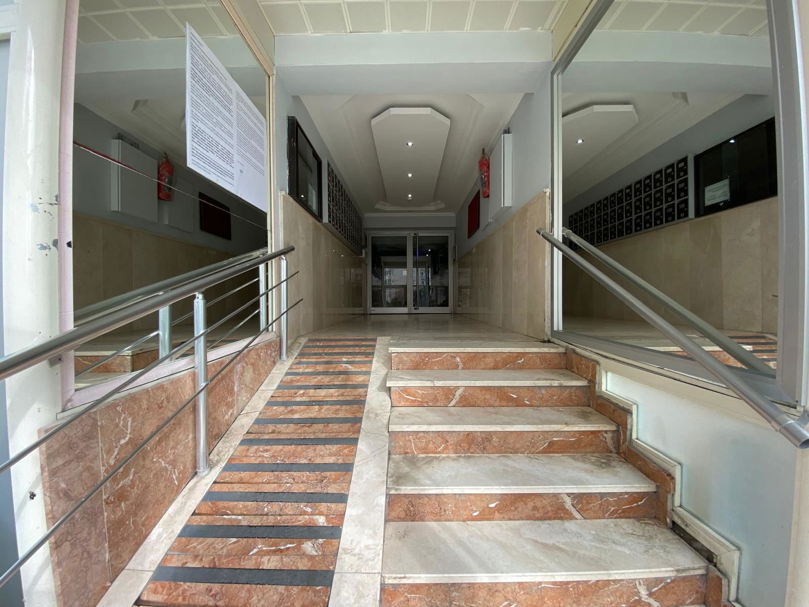 BEYLİKDÜZÜ ADNAN KAHVECİDE SİTE İÇİNDE BAKIMLI 3+1 SATILIK DAİRE