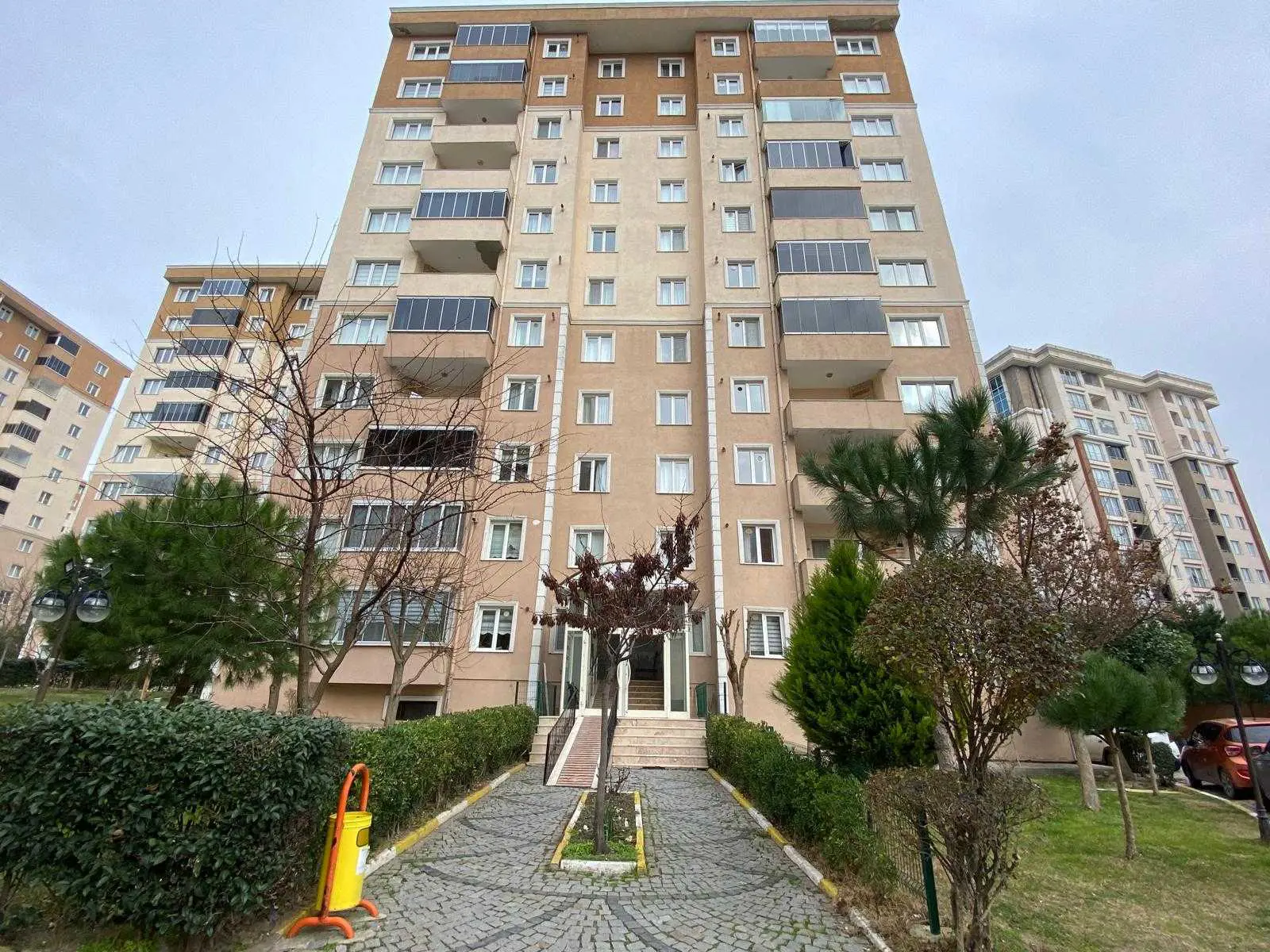 BEYLİKDÜZÜ ADNAN KAHVECİDE SİTE İÇİNDE BAKIMLI 3+1 SATILIK DAİRE