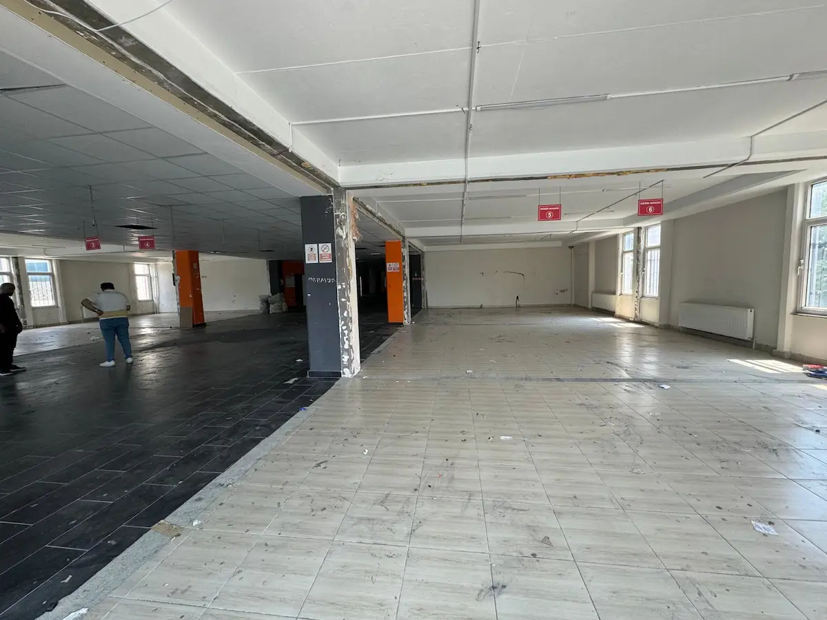 ÇOBANÇEŞMEDE DÜZ GİRİŞ NET 1.800M² İSKANLI