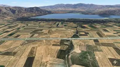BURDUR BADEMLI'DE ANAYOLA VE KARATAŞ GÖLÜ'NE YAKIN TARLA