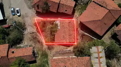 SINDIRGI GÖZEREN’DE SATILIK KARGİR KÖY EVİ VE ARSASI | KÖY MEYDANINA CEPHELİ