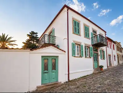CUNDA MERKEZ’DE SATILIK RESTORE EDİLMİŞ TARİHİ RUM EVİ