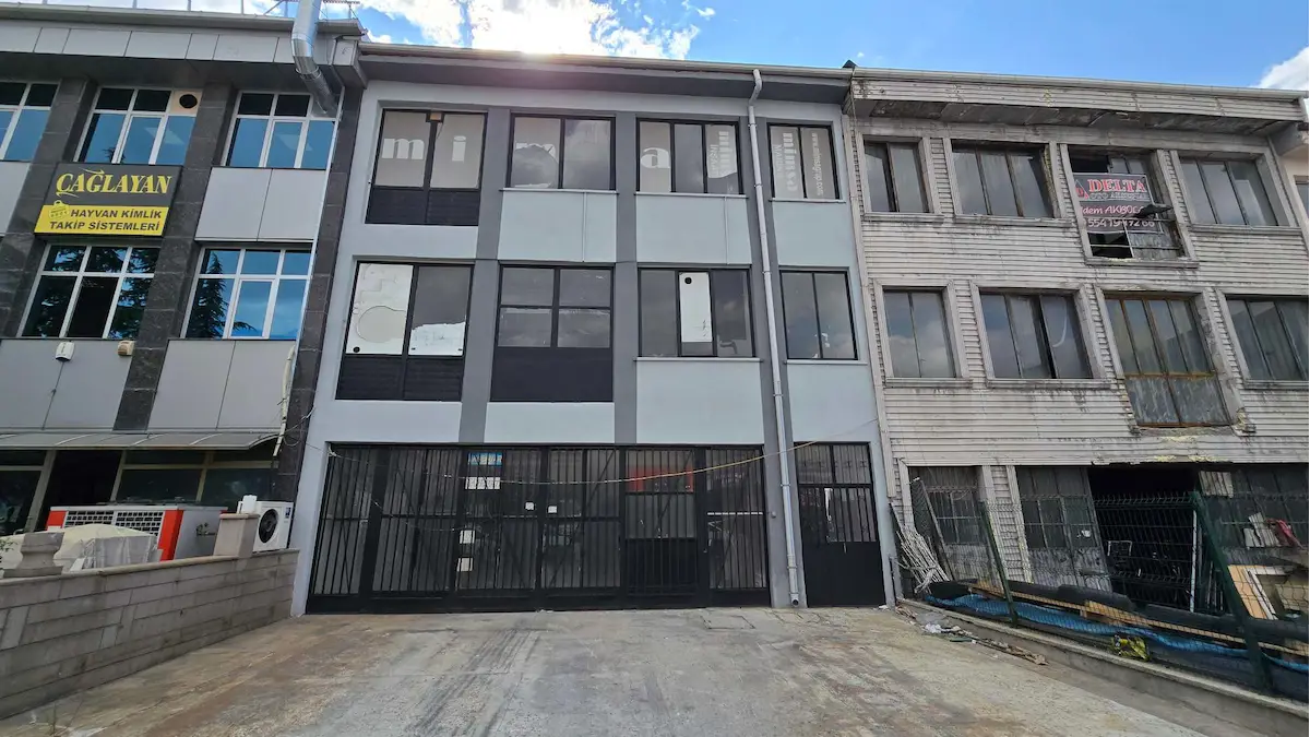 İVEDİK OSB'DE ÜRETİME VE MAĞAZACILIĞA UYGUN 3 KATLI 600 M2 KOMPLE BİNA