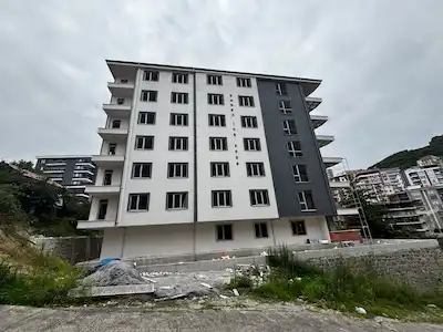 GEDIKKAYA’DA, EŞSIZ DENIZ VE ADA MANZARASINA SAHIP 2+1 SATILIK DAIRE