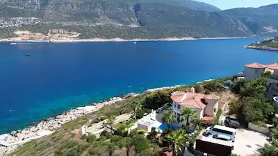 KAŞ ANDİFLİ’DE DENIZE SIFIR, KENDINE AIT PLAJI OLAN 4+1 SATILIK VİLLA | 200 M² NET