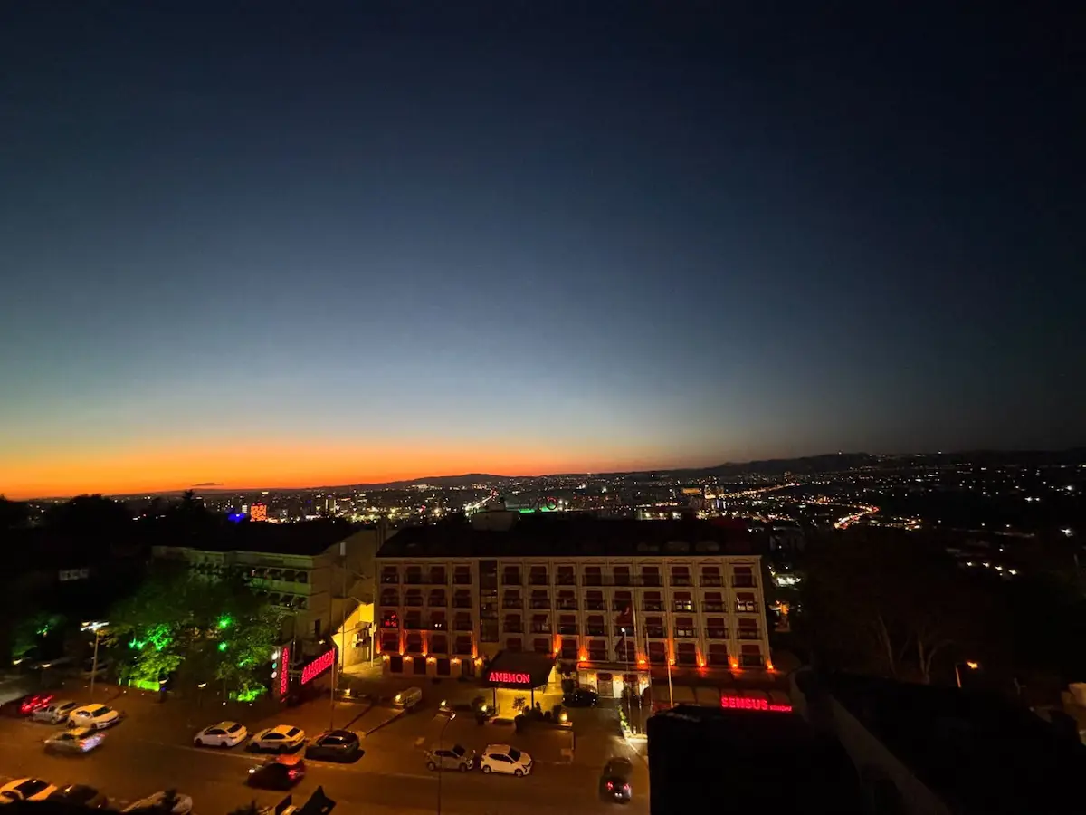 REMAX BEYAZ | ÇEKIRGE’DE PANORAMIK MANZARALI FERAH VE AYDINLIK 3+1 DAIRE