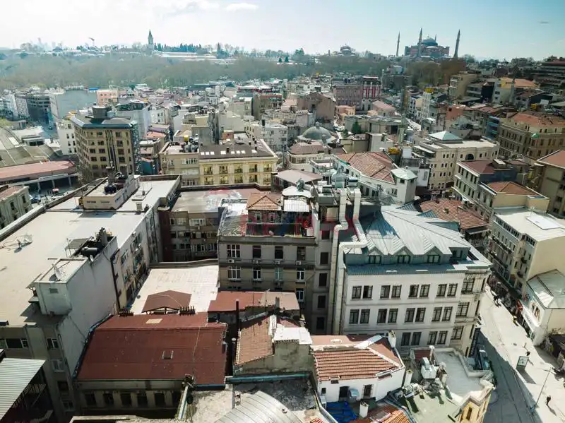 SİRKECİ, BÜYÜK POSTANE CADDESİNDE SATILIK İŞ HANI