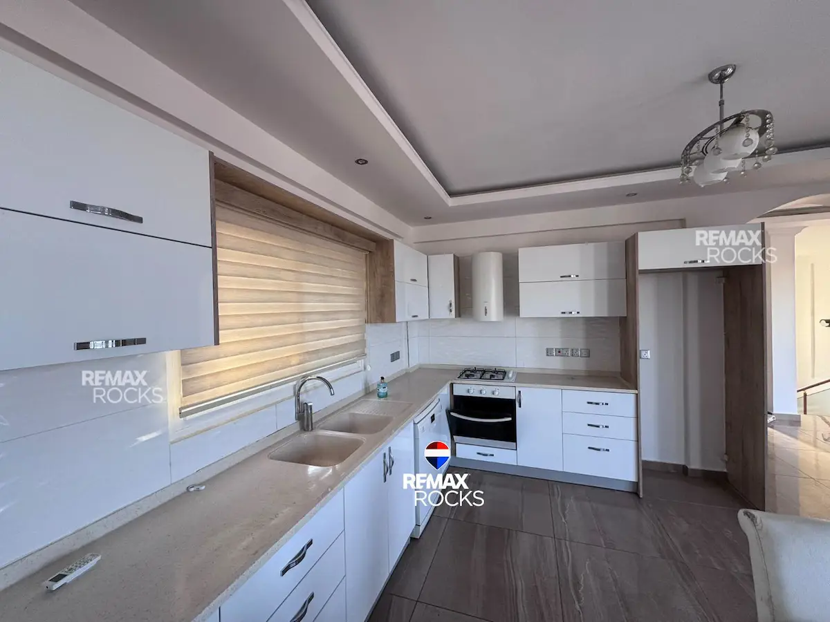 GİRNE ALSANCAK MERKEZ’DE SIFIR, EŞYALI 4+1 KİRALIK VİLLA | 3 BANYO, BALKON