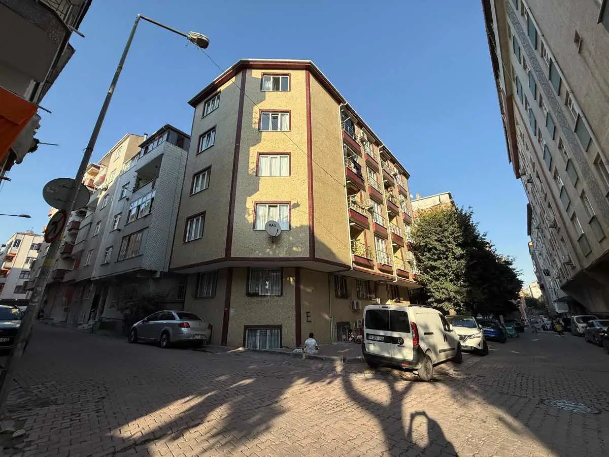 BAHÇELİEVLERDE METRO'YA YAKIN 2+1 80M2 BAHÇE KATI