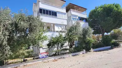 ALTINOLUK'TA MERKEZİ KONUMDA DENİZE YAKIN SATILIK 2+1 ARA KAT DAİRE