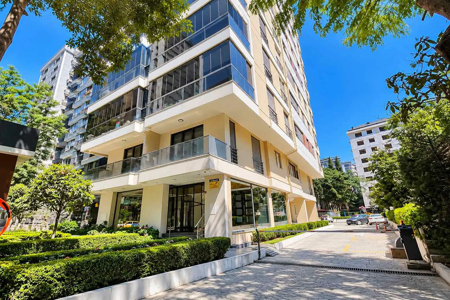 ERENKÖY’DE MERKEZİ KONUMDA, ÇİFT OTOPARK GİRİŞLİ, 2 BALKONLU 3+1 DAİRE