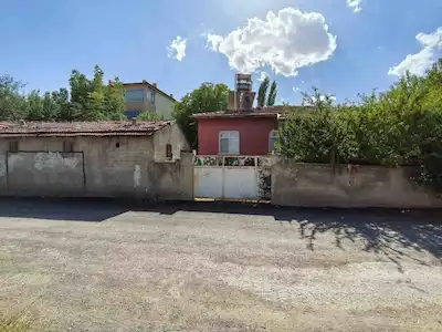 RE/MAX DEĞİŞİM-AKSARAY MAH. SATLIK 400 M2 ARSA-3+1 180M2 EV İLE BİRLİKTE!