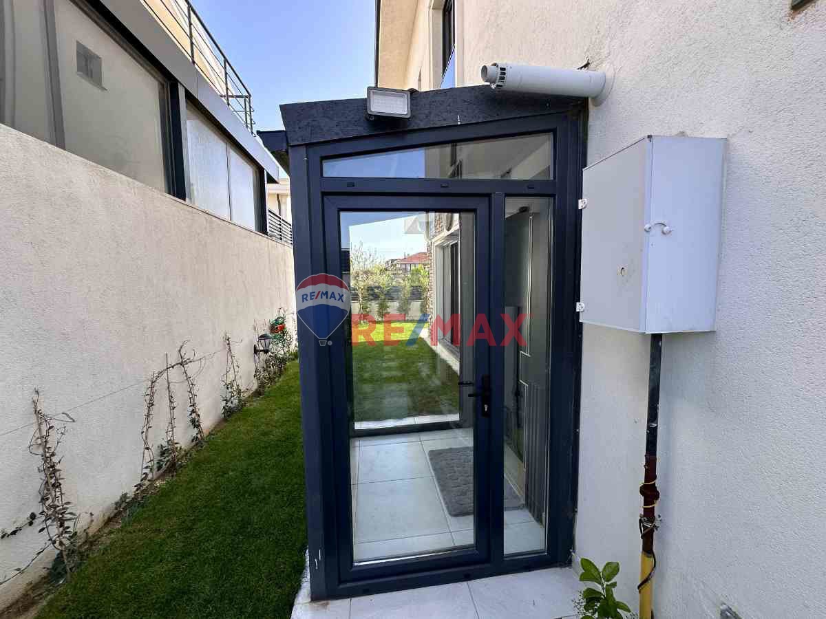 BÜYÜKÇEKMECE GÜZELCE'DE SIFIR YAPIM 3+2 KIRALIK LÜKS VILLA