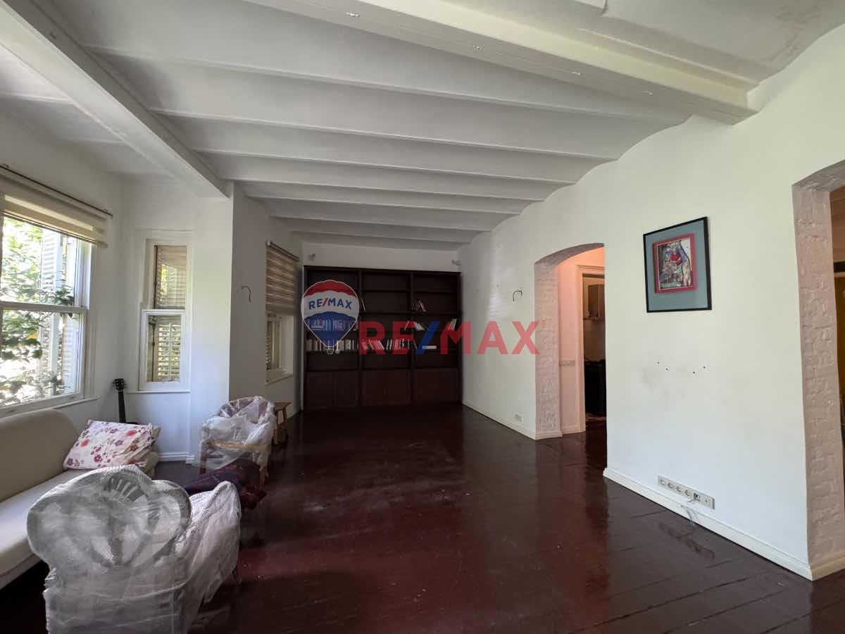 BEYOĞLU CİHANGİR'DE SATILIK TARİHİ BİNA'DA 3+1 DAİRE..