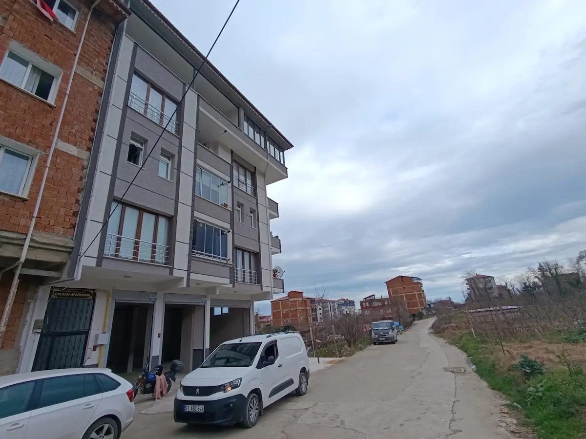 YALI MAHALLESİ'NDE OTOMATİK KEPENK WC OLAN ÖNÜ GENİŞ DEPO-DÜKKAN