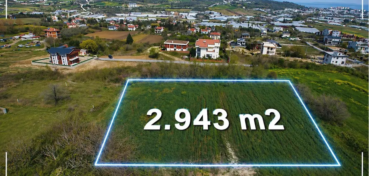 REMAX ŞEHIR'DEN DENIZ MANZARALI AKKÖY'DE ARSA
