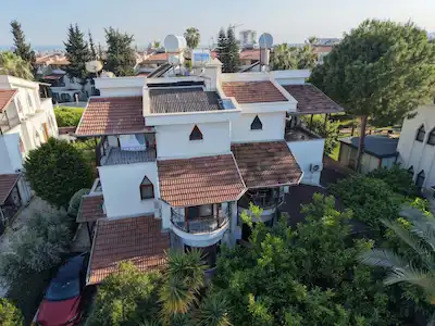 REMAX RİNA'DAN EMRE KONAKLARINDA GENİŞ BAHÇE KULLANIMLI TRİPLEKS