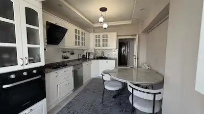 REMAX MAVİ’DEN ÇARŞI MERKEZDE SATILIK GENİŞ 3+1 GARAJLI DAİRE
