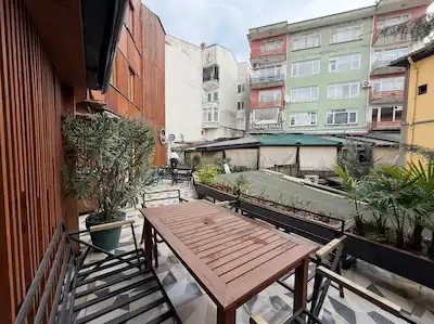 KAPU MAHALLESİN DE MİMAR DEKORLU MOBİLYALI KİRALIK OFİS