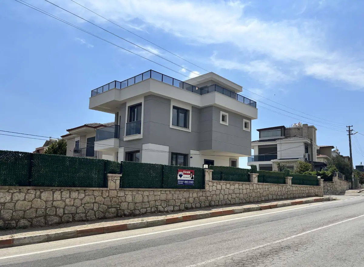 REMAX YELKEN'DEN TUZLA CD ÜZERI,DENİZE 500M MESAFE,D.GAZLI,TAM MÜSTAKİL