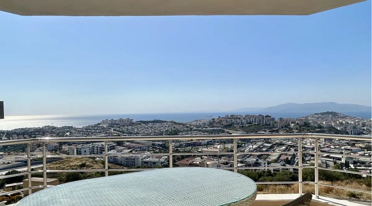 KUŞADASI DEĞİRMENDERE MAHALLESİ'NDE PANORAMİK DENİZ MANZARALI EŞYALI 3+1 DAİRE