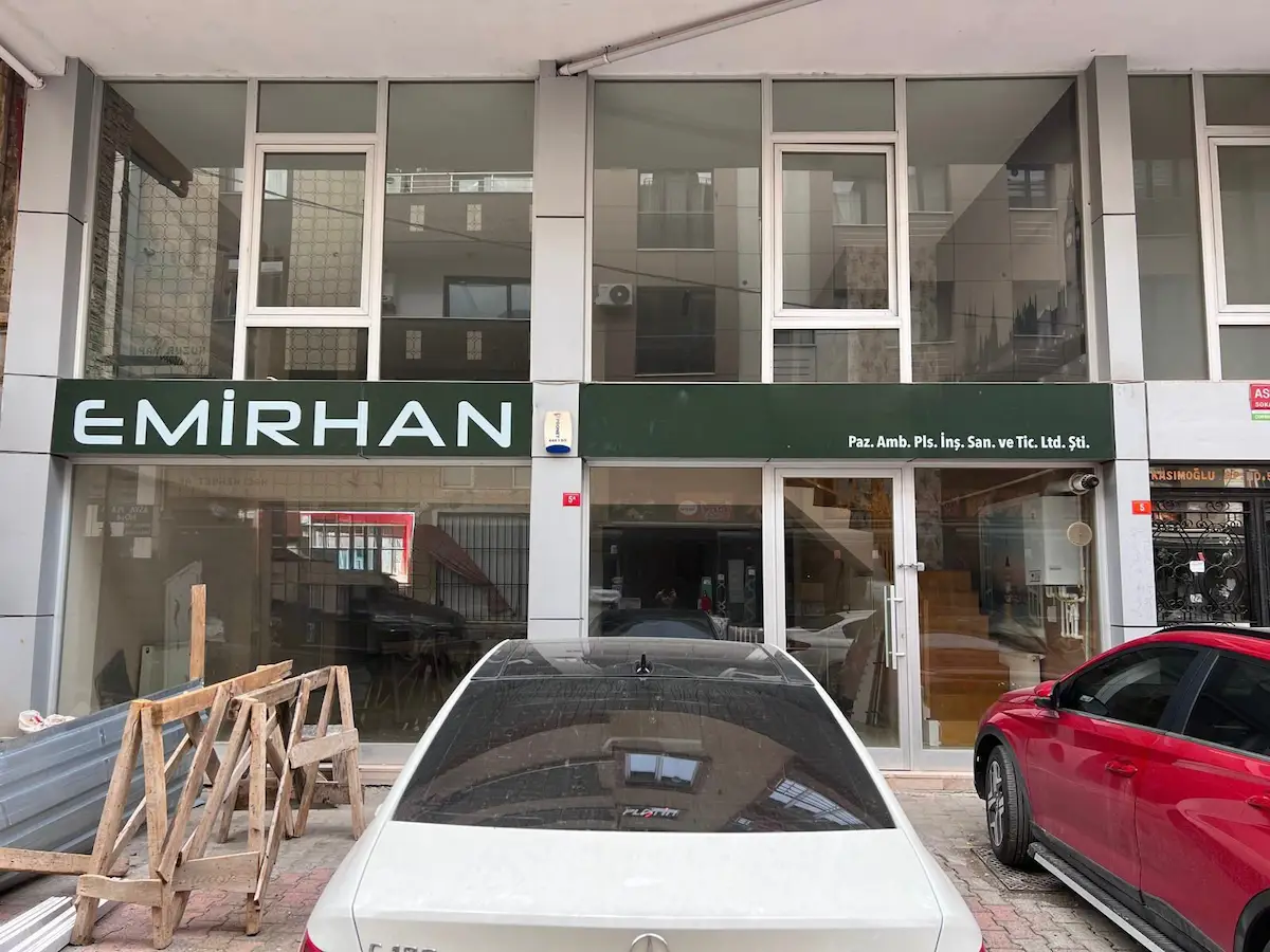 ÇEKMEKÖY ŞAHİNBEY CADDESİNDE 300 M² KİRALIK ÖN KULLANIMLI DÜKKAN