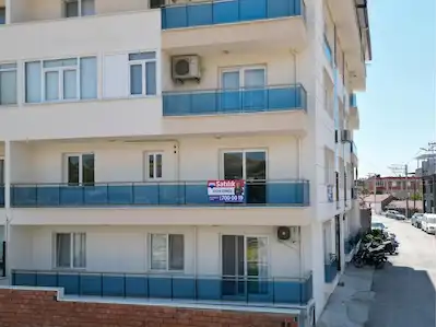 İSMETPAŞA MAHALLESİNDE 6 YAŞINDA, AYRI MUTFAKLI, ASANSÖRLÜ,KÖŞE KONUMDA KULLANIŞLI ARAKAT 2+1 DAİRE
