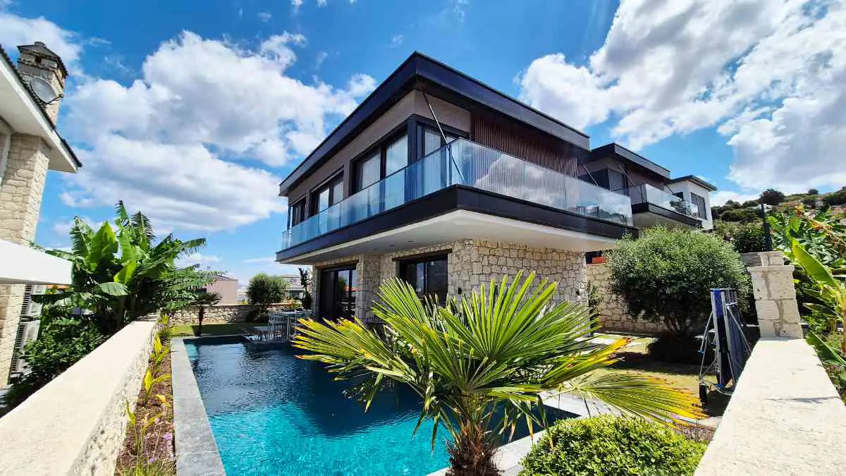 ÇEŞME REİSDERE’DE DENİZ MANZARALI, ÖZEL MİMARİ 5+1,  MÜSTAKİL VİLLA (HAVUZLU)