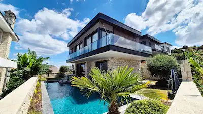 ÇEŞME REİSDERE’DE DENİZ MANZARALI, ÖZEL MİMARİ 5+1, MÜSTAKİL VİLLA (HAVUZLU)