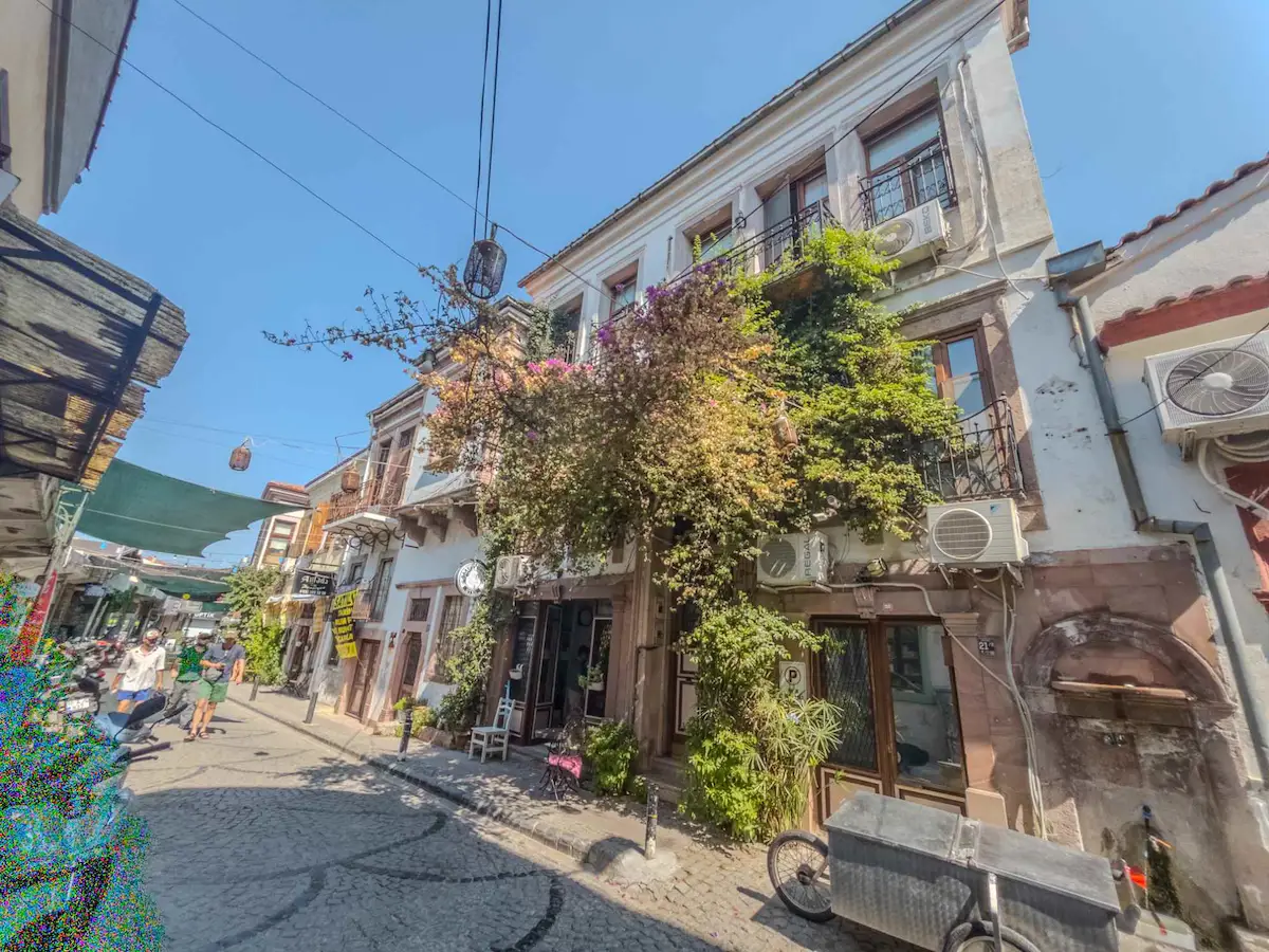 AYVALIK ÇARŞIDA EŞYALARIYLA SATILIK PANSİYON & TESCİLLİ TAŞ EV