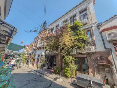 AYVALIK ÇARŞIDA EŞYALARIYLA SATILIK PANSİYON & TESCİLLİ TAŞ EV