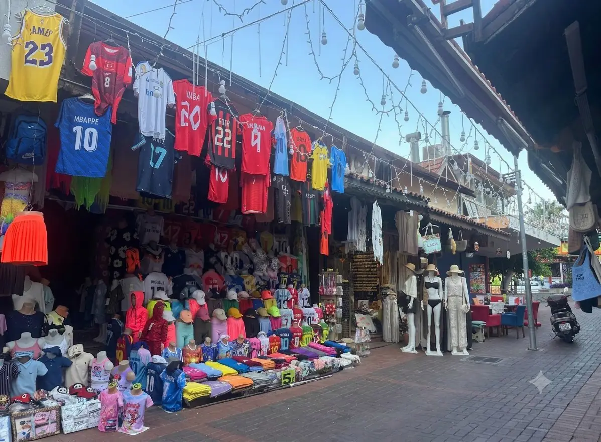 ÇARŞI MAHALLESI'NDE SATILIK TURISTIK DÜKKAN 44M²