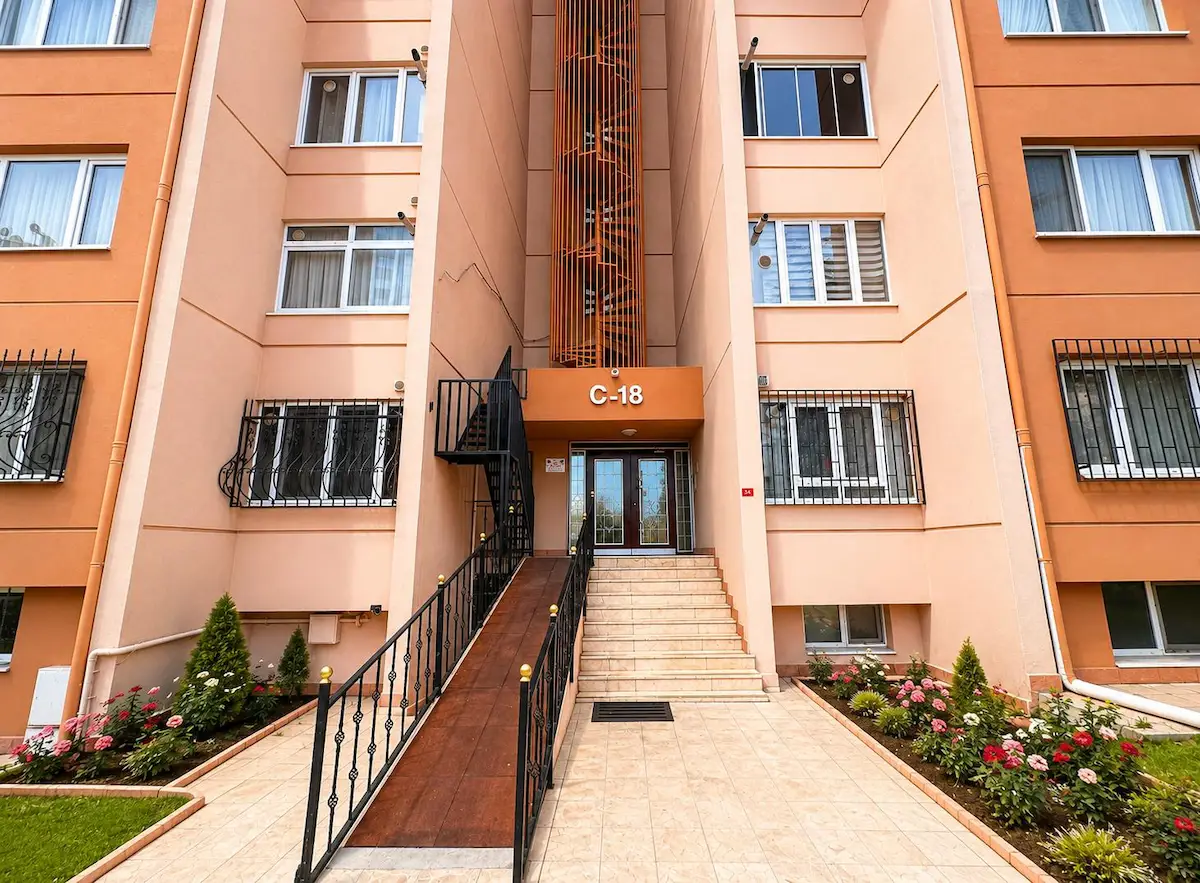 REMAX KAYA BEYLİKDÜZÜ BÜYÜKŞEHİR'DE METROBÜSE YAKIN SATILIK 3+1 2