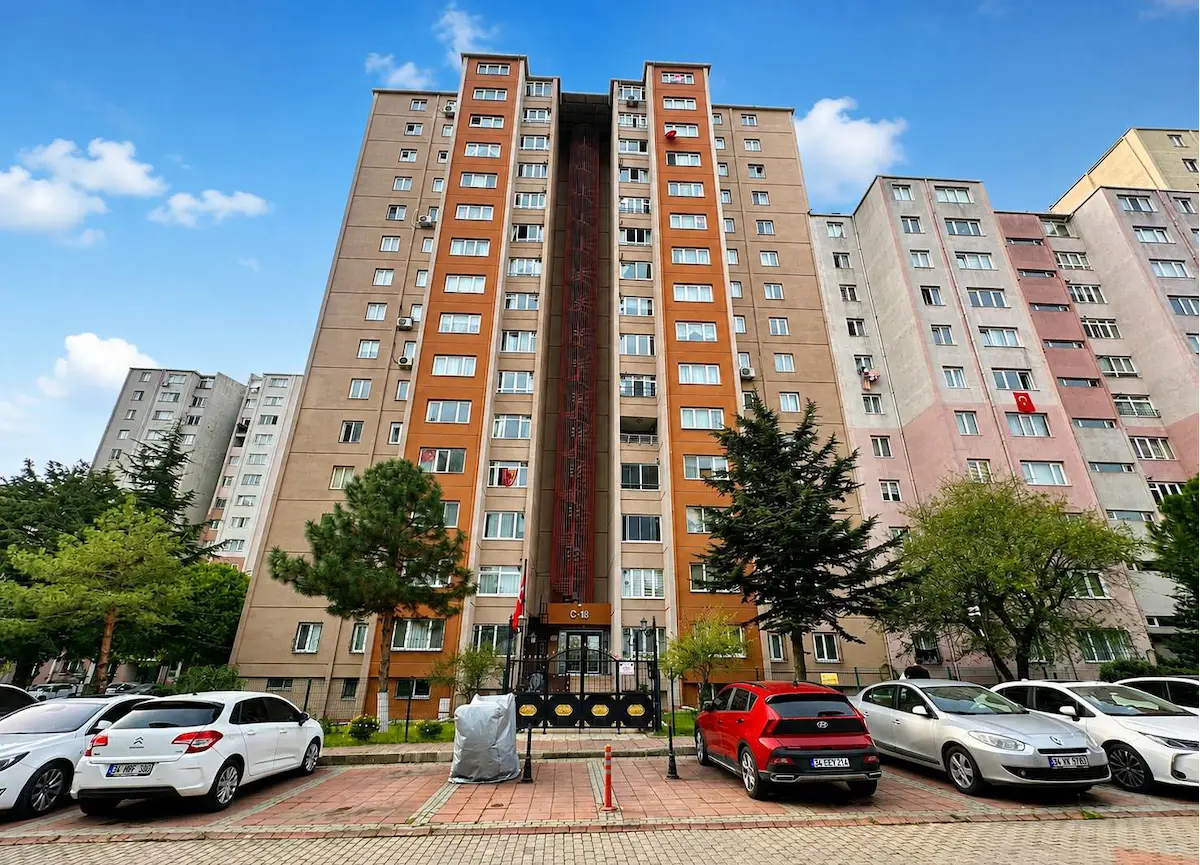 REMAX KAYA BEYLİKDÜZÜ BÜYÜKŞEHİR'DE METROBÜSE YAKIN SATILIK 3+1
