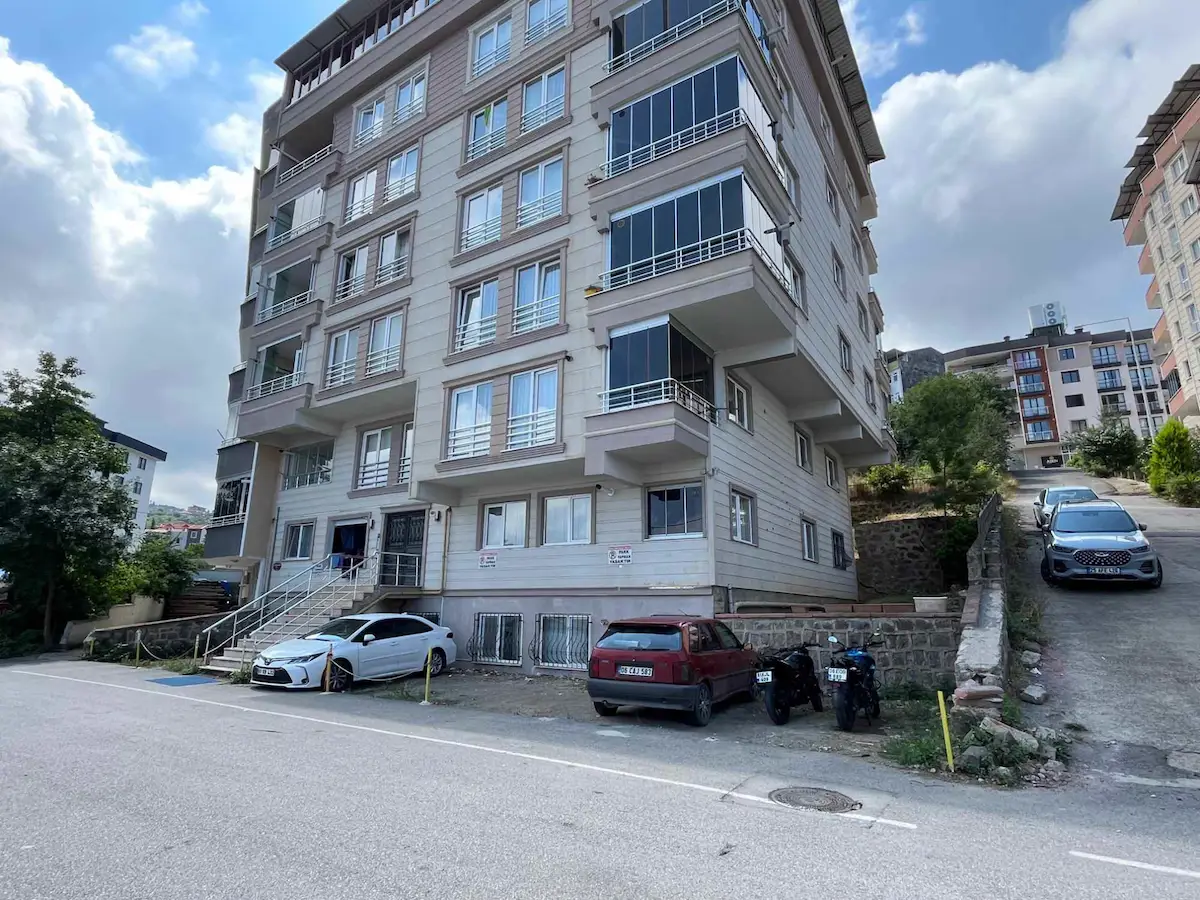 RE/MAX MEYDAN'DAN KONAKLARDA ÜNİVERSİTE YAKINI EŞYALI 2+1 FIRSAT